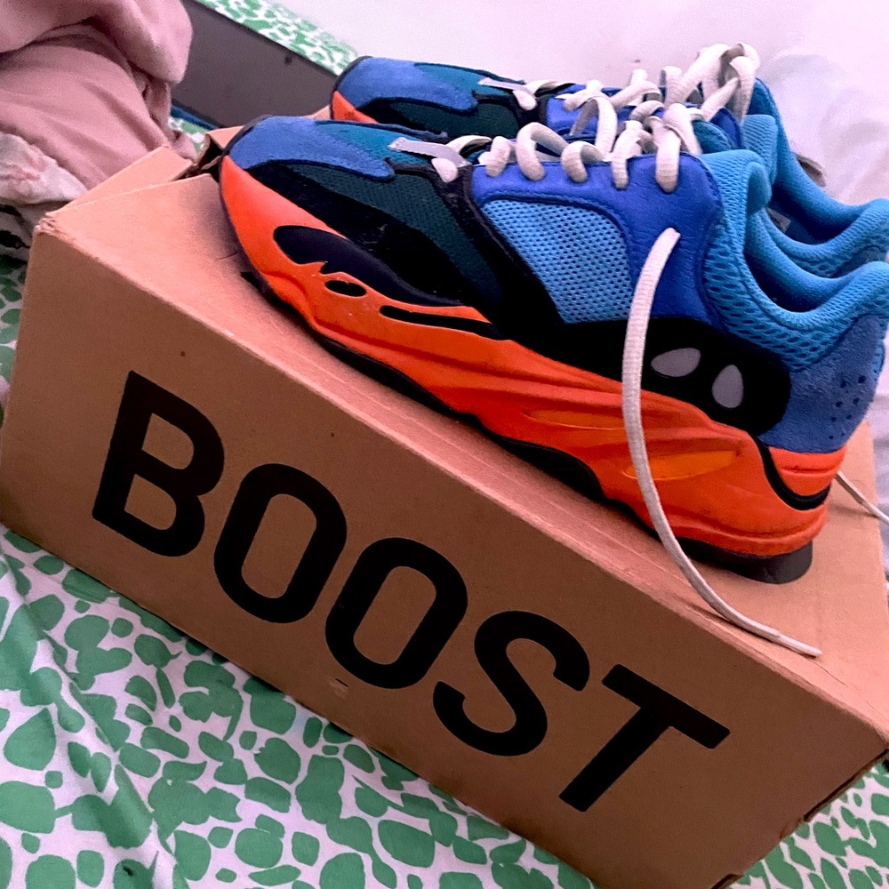 I’m selling adidas Yeezy Boost 700